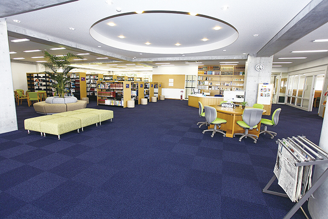 最上階に設置された図書館は明るくとても開放的