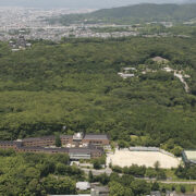 自然豊かな京都・伏見桃山陵に位置するキャンパス